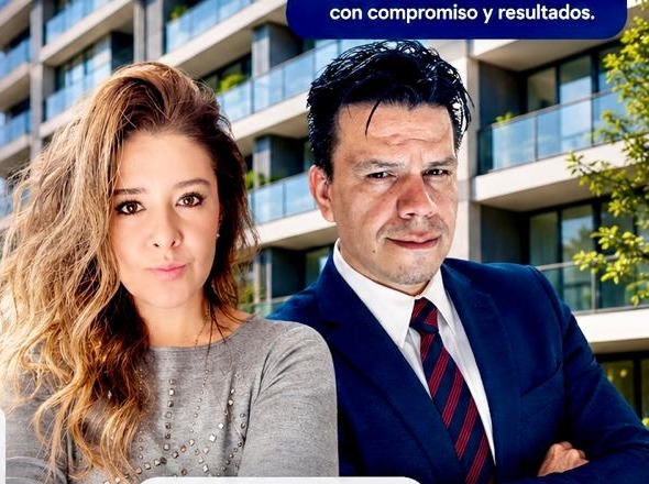 Equipo de RC Integra frente a un condominio administrado por la firma